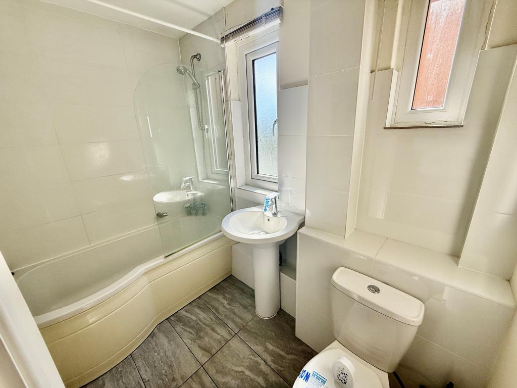 Lot: 64 - VACANT MIXED USE BUILDING - Bathroom with W.C.